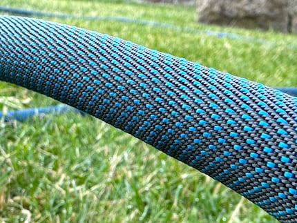 Un tissu textile solide protège l’intérieur du tuyau en PVC.