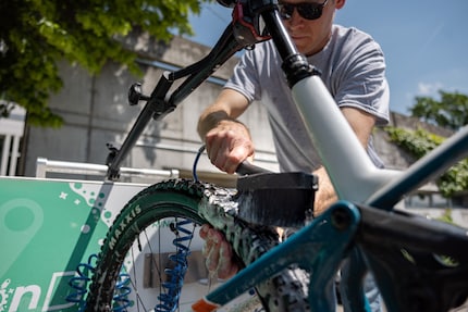 Johannes Weiss from Station B pays special attention to clean tyres.