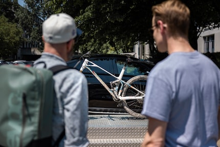 The Mondraker is waiting to be cleaned, while Johannes Weiss explains the prototype of his bike wash station to me.