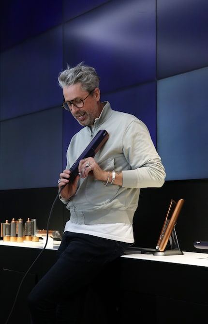 Le coiffeur des stars Larry King a donné un premier aperçu du Dyson «Airstrait».