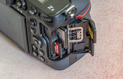 Photo of the card compartment taken with the D70. Bad, but not because of the camera, but because of me: the angle of view from above creates oblique lines, the cards are not clearly visible and the image had to be brightened up later.