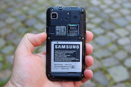 Je dois retirer la batterie pour accéder à la carte SIM, mais pas à la microSD.