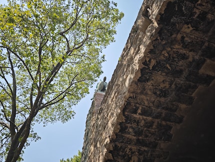 Un nombre étonnant de détails dans l’arche du pont sont conservés. 