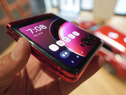 Le Razr 40 Ultra est compact et fin.