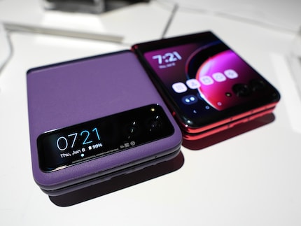 La différence est immédiatement visible : l’écran du Razr 40 est ultra-compact.