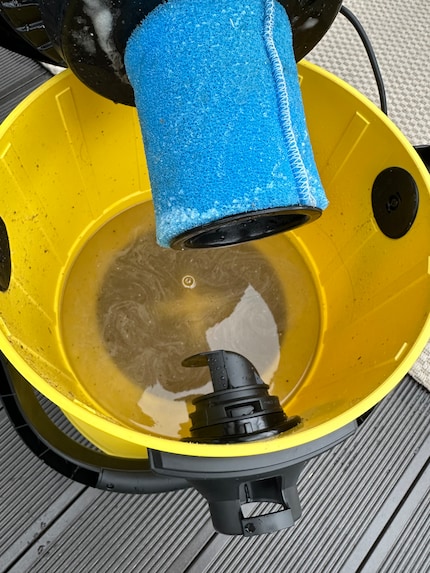 Le réservoir d’eau sale contient un bouillon peu appétissant.