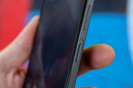 Lors de la mise en marche, le doigt se pose directement sur le capteur d’empreinte digitale.