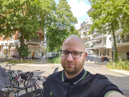 Je me plais sur le selfie ; l’arrière-plan me convainc moins.