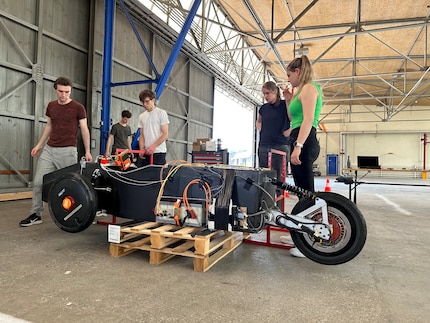 Réunion d'équipe dans le hangar.