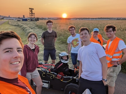 Un selfie time pour conclure une journée réussie : l'équipe de l'ETH sur la base aérienne militaire de Dübendorf.
