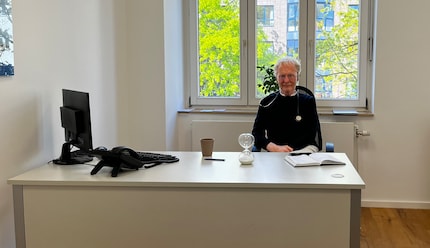 Le professeur Raedler dans son cabinet de consultation. Le gastro-entérologue n’est pas très porté sur la décoration.