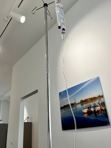 Vue en contre-plongée de la perfusion : dans les cas graves, les patient·es reçoivent des anticorps par voie veineuse. Ces médicaments coûtent, selon le produit, plus de 1000 euros par perfusion. La caisse d’assurance maladie rembourse le traitement.