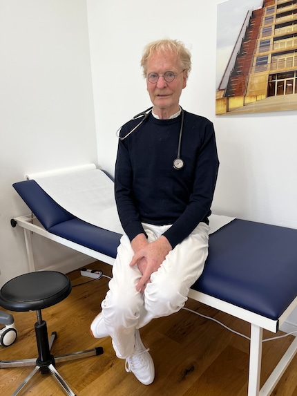 Le professeur Raedler exerce à Hambourg et suit plus de 5000 patient·es atteint·es de la maladie de Crohn et de la colite ulcéreuse. Pour de nombreuses personnes concernées, il représente le dernier espoir de retrouver une vie normale.