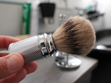 L'accessoire le plus important est un blaireau qui absorbe bien l'humidité.
