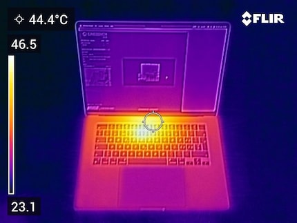 Lors du test de stress du CPU, le boîtier atteint 46 degrés Celsius. Mais le repose-main n'est que tiède.