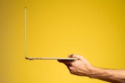 Le MacBook Air 15 pouces semble encore plus fin que le 13 pouces, relativement à sa taille totale.