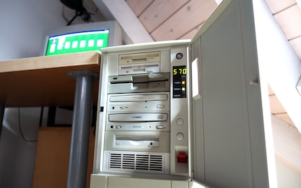 L’avant de mon PC rétro avec lecteur de disquettes 3,5 pouces, Super Disk Drive, lecteur de disquettes 5,25 pouces, lecteur de CD-ROM, graveur de CD, ZIP Drive et arrivée d’air frais.