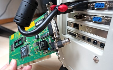 La carte réseau Bluescreen d’Allied Telesyn et le nouveau port RJ45 fonctionnel d’un Intel Pro/100 S à côté.