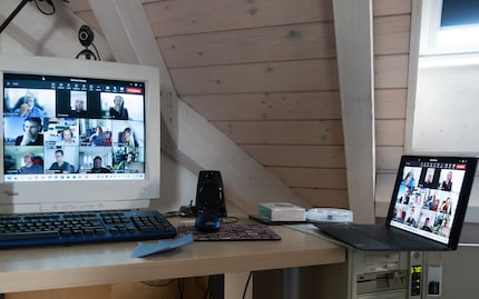 Session Teams avec mise en miroir du notebook Windows 11 sur le PC Windows 98. J’y suis !