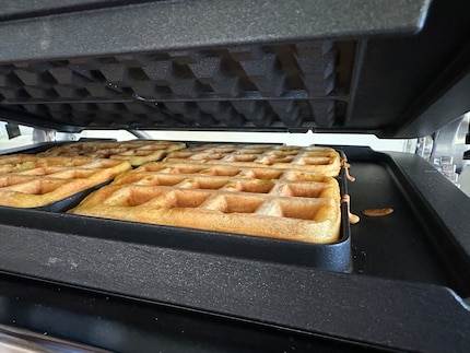 Entre les deux plaques à gaufres, la pâte se transforme en… gaufres ! J’ai soulevé le couvercle pour prendre une photo, mais il doit rester fermé jusqu’à ce que l’appareil émette un bip.