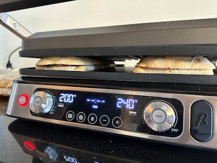 Pour les paninis, j’ai réglé le couvercle de manière à ce qu’il appuie légèrement sur les paninis.