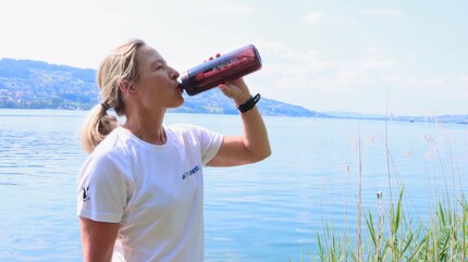 Boire au bord du lac : le filtre à membrane retient les bactéries et les microplastiques.