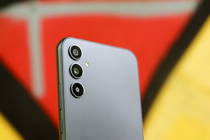 Les lentilles des appareils photo dépassent légèrement à l’arrière.