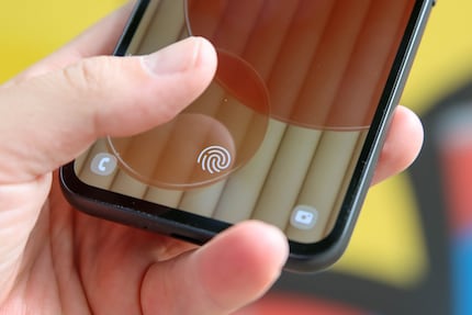 Le capteur d’empreinte digitale se trouve sous l’écran.