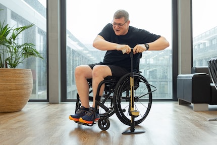 Je n’ai pas assez de force pour gonfler les roues de mon fauteuil roulant avec la pompe à pied. 