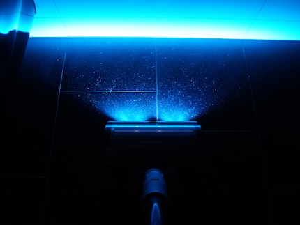 Grâce aux LED bleues, vous voyez chaque particule de saleté.