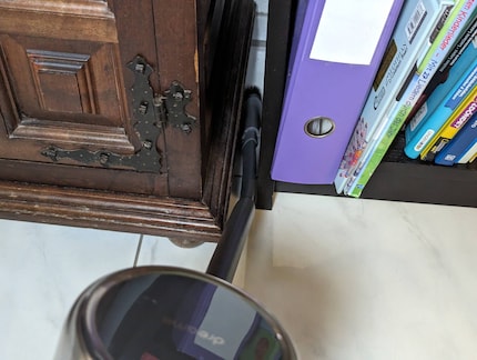Avec la buse sur la partie extensible en caoutchouc, je peux atteindre des espaces difficiles d’accès.