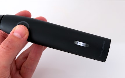 Bouton de démarrage et LED pour les modes de brossage sur la poignée.