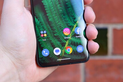 Third-party bloatware stays manageable with three Meta apps.