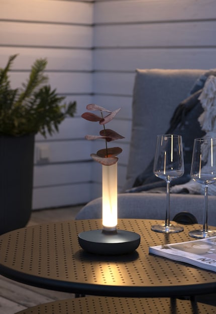 Et fait briller la pièce et les fleurs : La lampe de table «Biarritz».