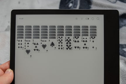 Vous pouvez, entre autres, vous divertir en jouant au Solitaire ; en noir et blanc.