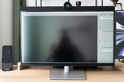 Le Dell U3224KBA a beau avoir un revêtement mat, il reflète quand même beaucoup.