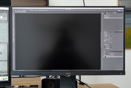 For comparison, this is the BenQ SW271 with its similar matte coating. I’m in the same place in front of my white wall, and I’ve also fixed the camera settings.