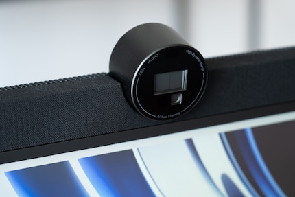 Les haut-parleurs recouverts de tissu avec webcam encastrée attirent le regard