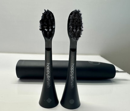 Il est difficile de le voir sur les brosses noires, mais en fait, certaines touffes de poils deviennent plus claires sur la brosse gauche. C’est celle que j’ai le plus utilisée.