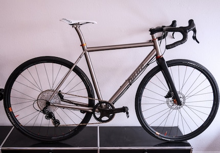 Ce gravel bike au cadre en titane et au groupe Campagnolo me fait les yeux doux.