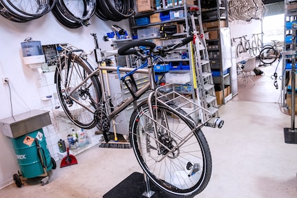 Le montage est presque terminé. Ce vélo Hilite partira ensuite pour la Finlande.