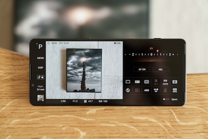 L’interface en mode « P » ressemble, en format paysage, à celle d’un appareil photo Sony Alpha.