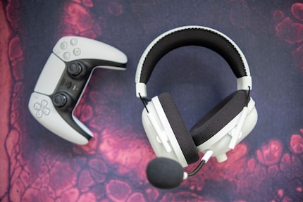 Le look du Razer Blackshark V2 Pro rappelle les casques de protection auditive.