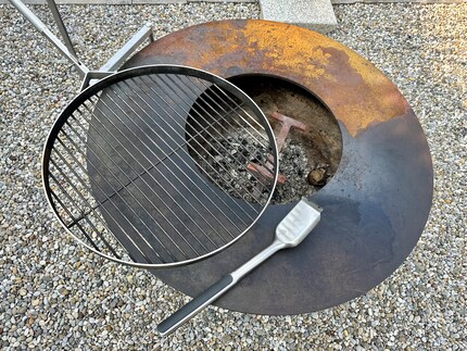 Terrain d'essai pour la brosse à barbecue Oxo chez moi, dans mon jardin : boule de feu avec grille et plaque plate.