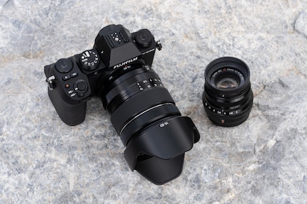 Le Fujifilm X-S20 est petit mais confortable. L'objectif 16-80 mm (sur l'appareil) est plus grand que les autres zooms de voyage, mais le 23 mm f/2 (à droite) est la plus petite focale fixe de la ronde.