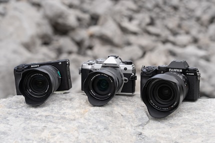 Les trois modèles de test : Sony Alpha 6700 (à gauche), OM System OM-5 (au centre) et Fujifilm X-S20 (à droite)