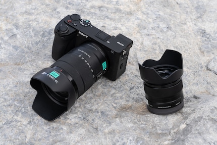 Le Sony A6700 a l'air d'un bloc, mais il tient bien dans la main. Je choisis un 18-135 mm (sur l'appareil) et un 35 mm f/1.8 (à droite) - les deux sont très légers.