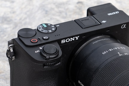 La molette de réglage avant de Sony est trop enfoncée et n'est pas positionnée de manière optimale. J'aime bien le reste de la mise en page.