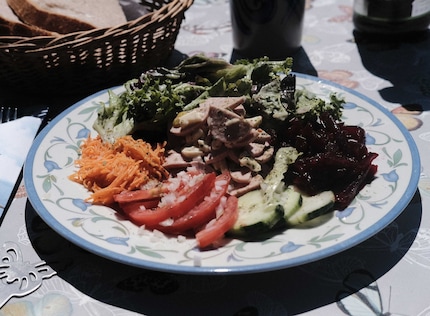 Le menu du jour : salade de cervelas et fromage. Si Pornhub existait pour la nourriture, cette photo serait dans la rubrique « Amateurs ».