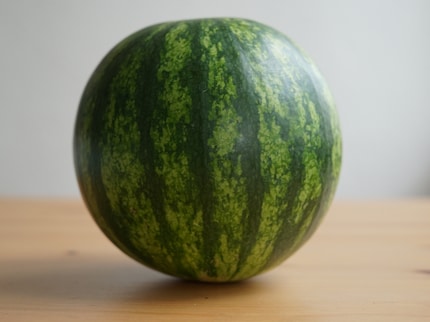 Les rayures de la pastèque doivent être vert clair et vert foncé. 